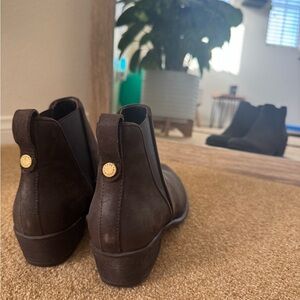 Brown Steve Madden Chelsea ankle boots NEW!!